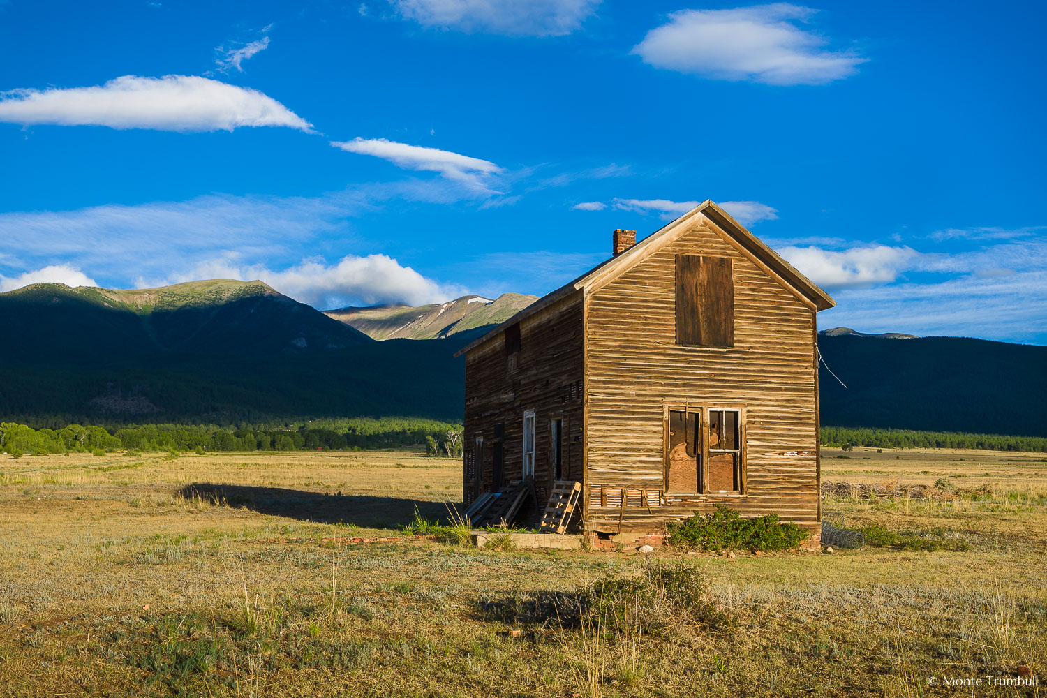 MT-20110727-065258-0035-Colorado-Buena-Vista-old-house-mountains.jpg